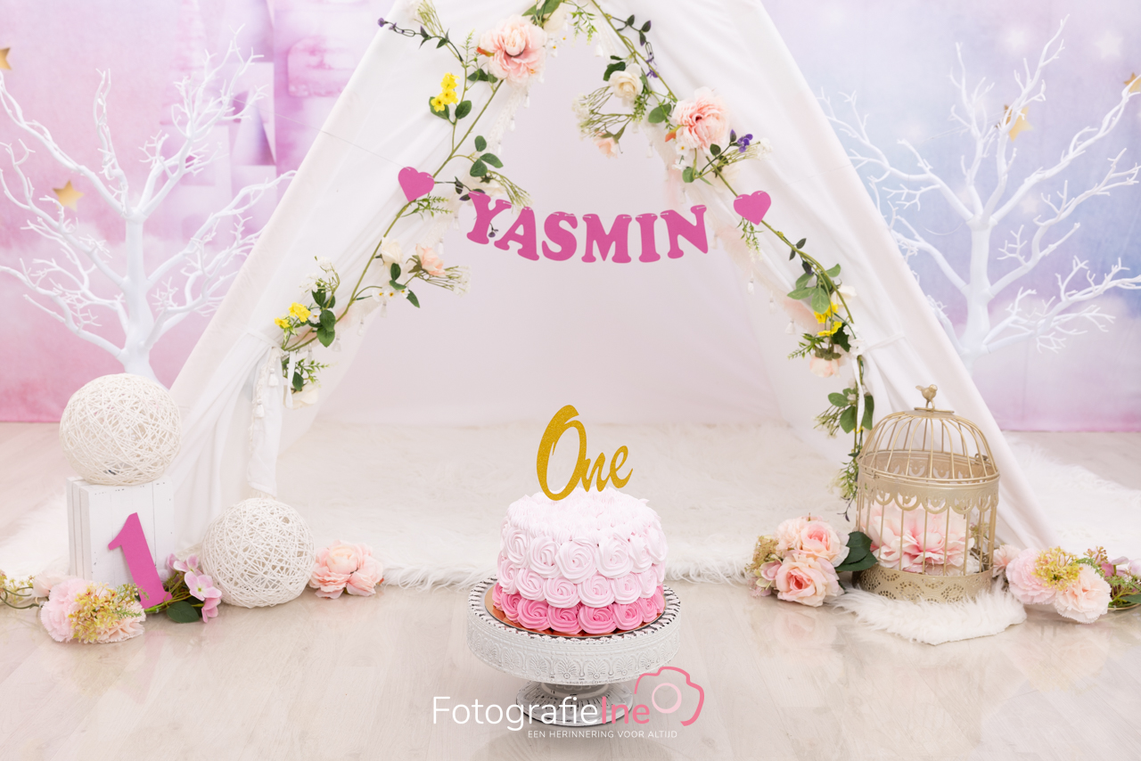 Fotografie Ine cakesmash verjaardag fotoshoot boekel prinses bloemen romantisch lief