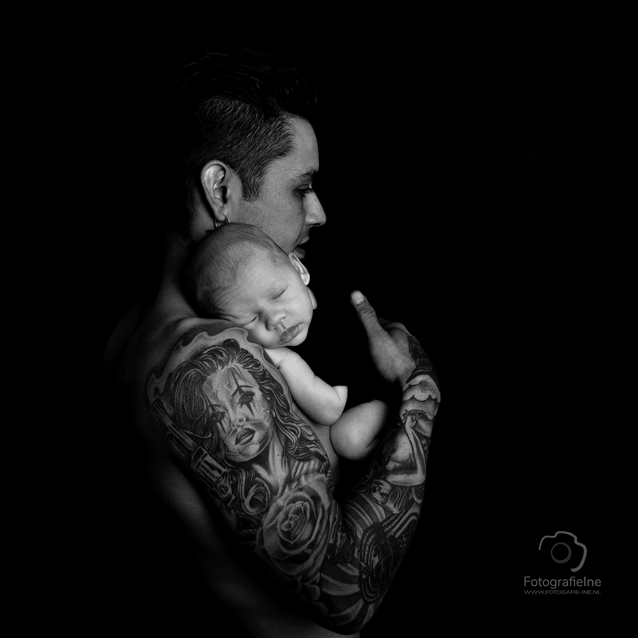 Fotografie Ine newborn fotoshoot baby schouder zwart wit stoer