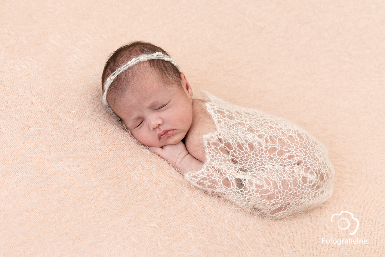 Fotografie Ine newborn fotoshoot oud roze met bandje – Fotograaf Boekel