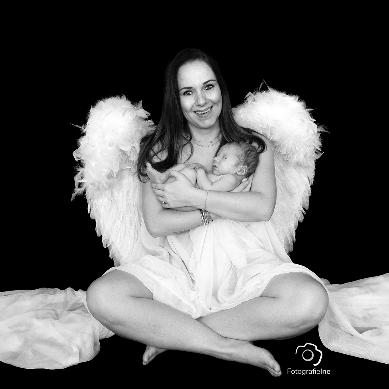 Fotografie Ine newborn mama met vleugels engelenvleugels fotograaf Boekel Ine van Boerdonk