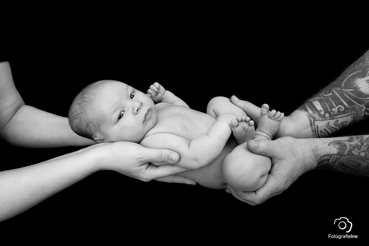 Fotografie Ine van Boerdonk Fotograaf Boekel newborn op handen zwart baby ouders