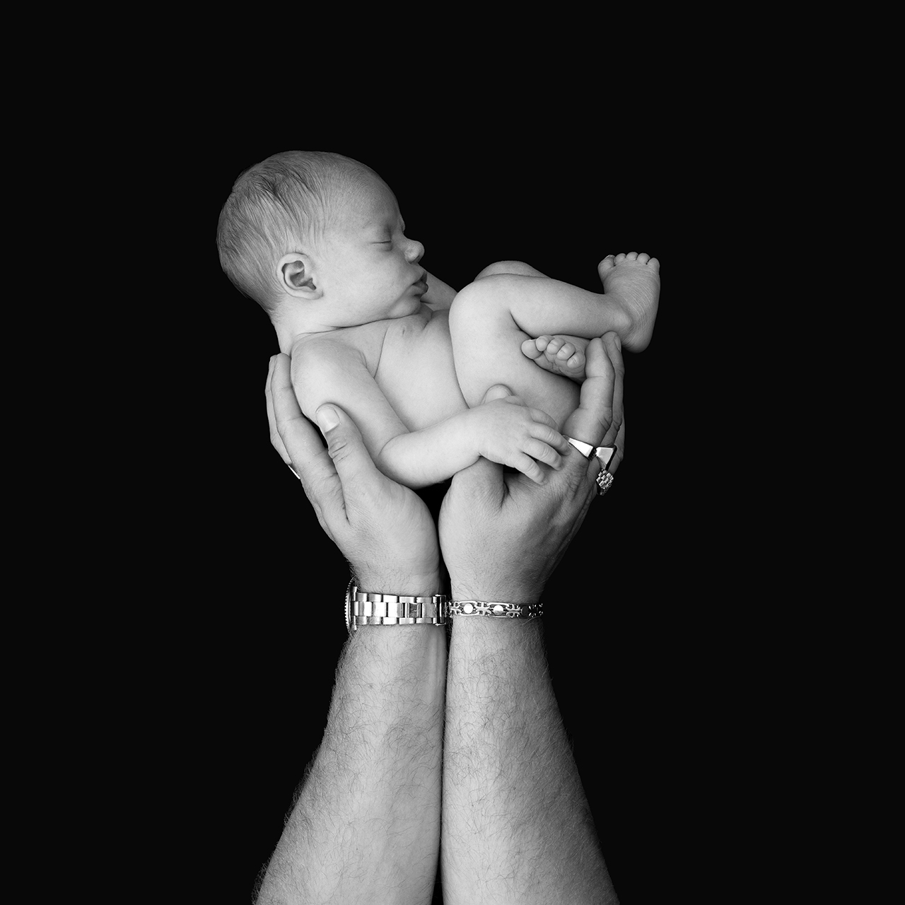 Fotografie Ine van Boerdonk Fotograaf Boekel newborn op handen zwart baby