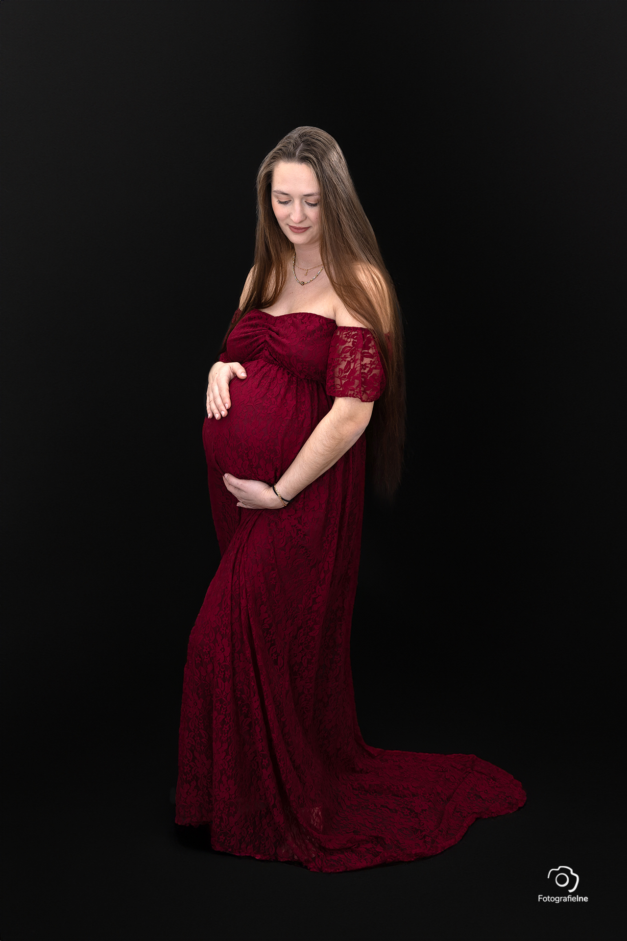 Fotografie Ine van Boerdonk Fotograaf Boekel newborn zwangerschap zwarte achtergrond jurk