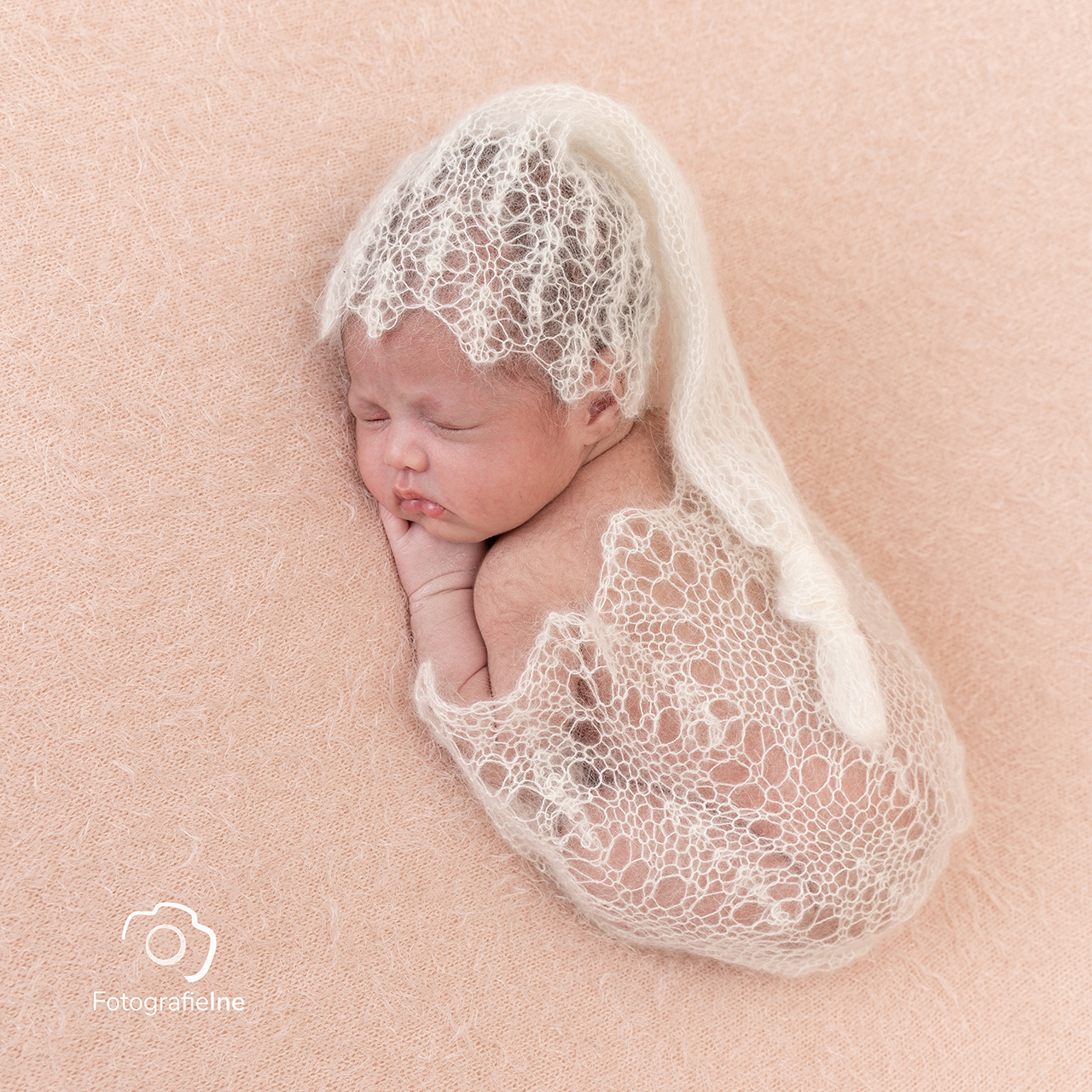 Fotografie ine newborn fotoshoot oud roze met mutsje en wrap – Fotograaf Boekel meisje newborn