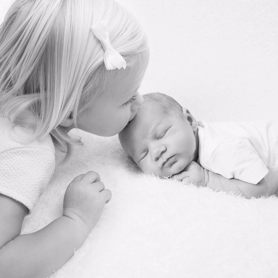 Newborn met zusje – fotografie Ine