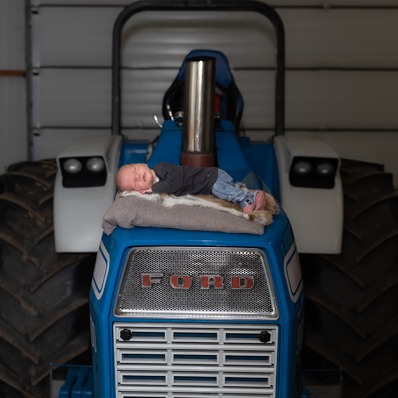 fotografie Ine van Boerdonk Fotograaf Boekel newbornfotograaf newbornfotografie baby op tractor Ford