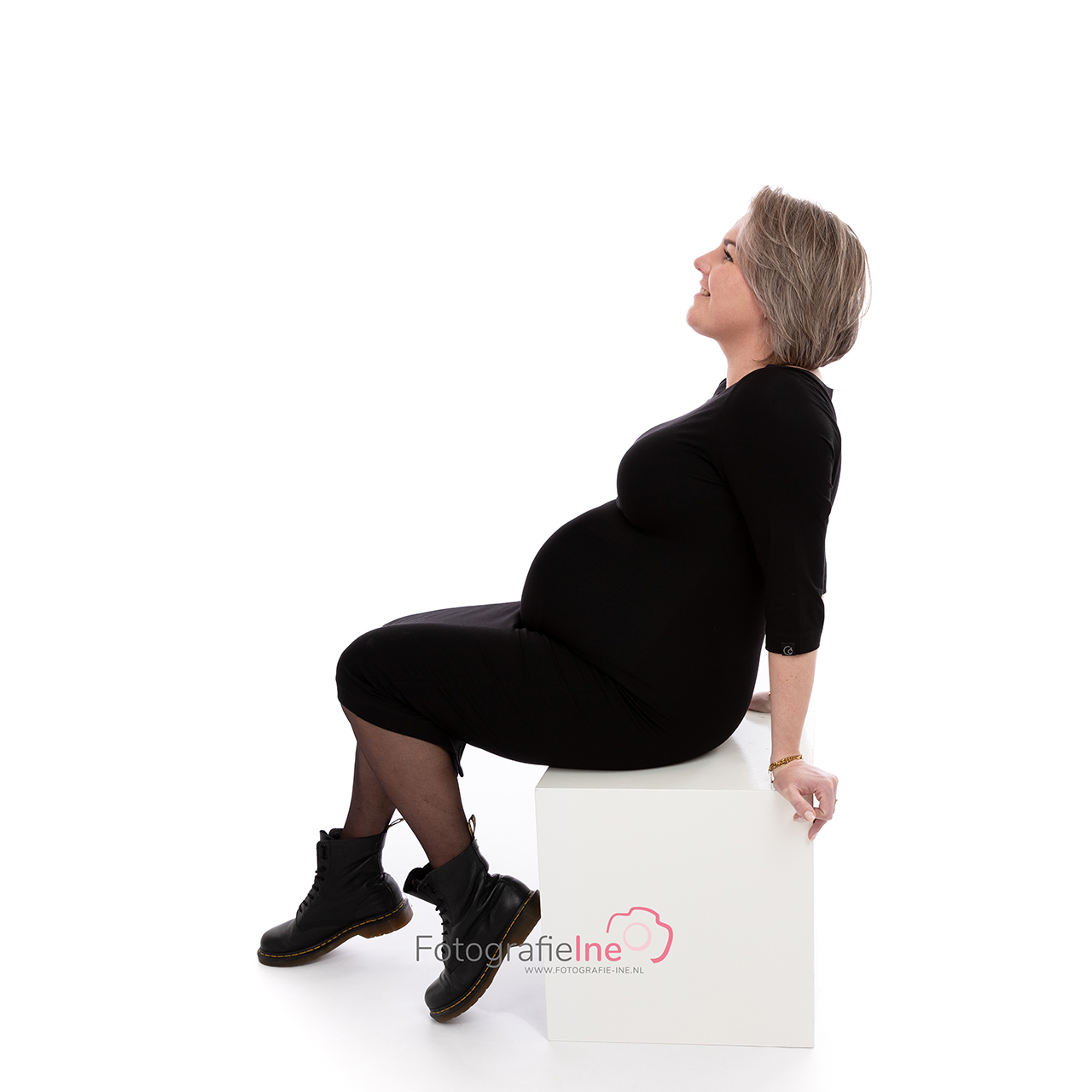 Fotografie Ine van Boerdonk Fotograaf Boekel zwangerschapsshoot belly fotoshoot op blok zwart jurkje